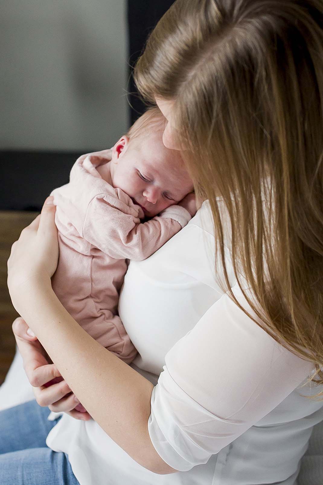 Lifestyle-Newborn-Fotografie-Deil-Geldermalsen-Beesd-Tiel-Utrecht-Gelderland-Brabant-Waardenburg-Baby-ongedwongen-