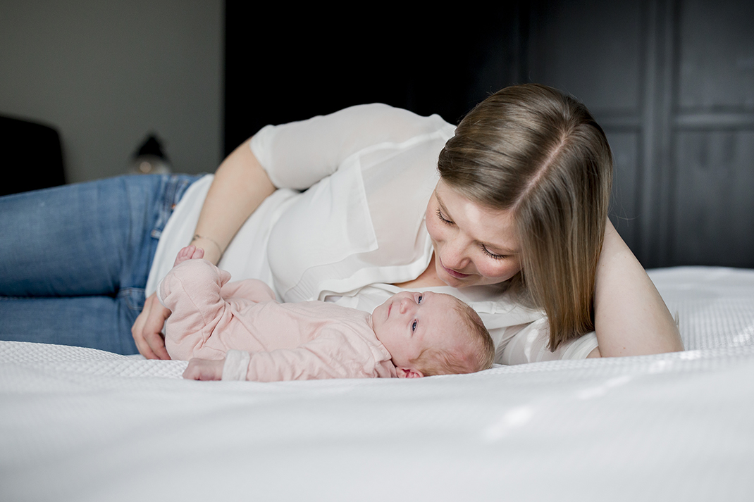 Lifestyle-Newborn-Fotografie-Deil-Geldermalsen-Beesd-Tiel-Utrecht-Gelderland-Brabant-Waardenburg-Baby-ongedwongen-