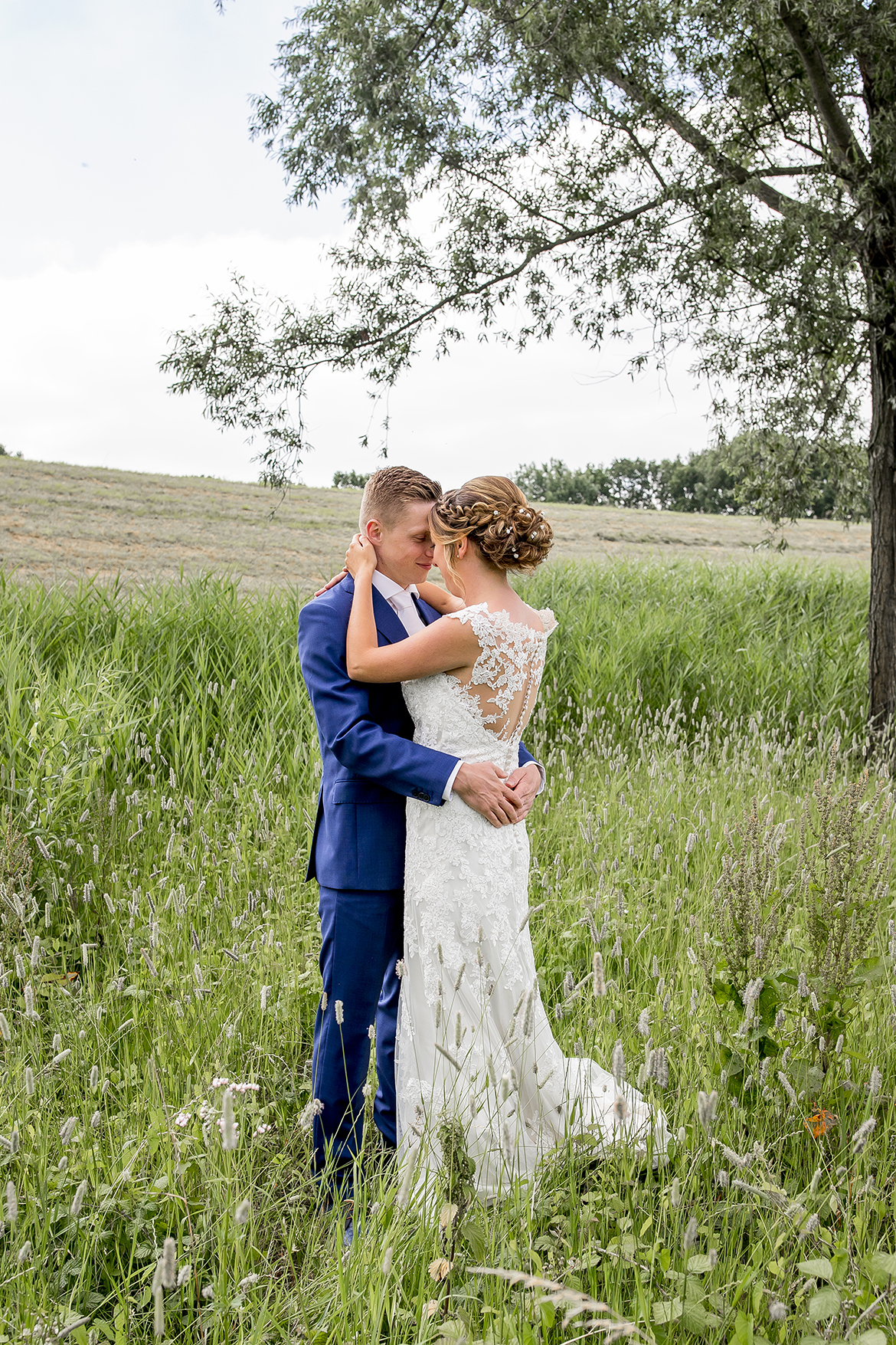 Zondag-fotografie-bruidsfotografie-trouwfotograaf-trouwen-beesd-notenboom-marienweardt-fotograaf-bruiloft-bruid-bruidegom-drone-middennederland-katholiek