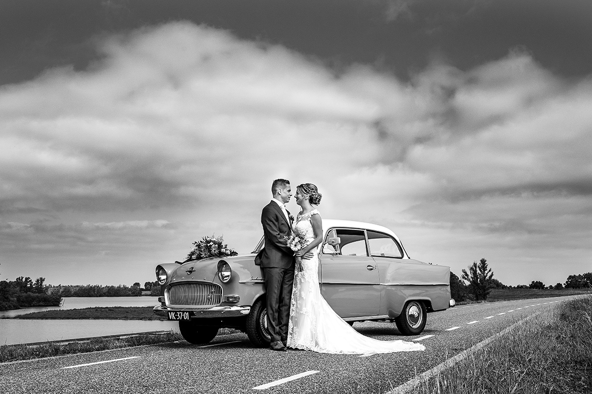 Zondag-fotografie-bruidsfotografie-trouwfotograaf-trouwen-beesd-notenboom-marienweardt-fotograaf-bruiloft-bruid-bruidegom-drone-middennederland-katholiek