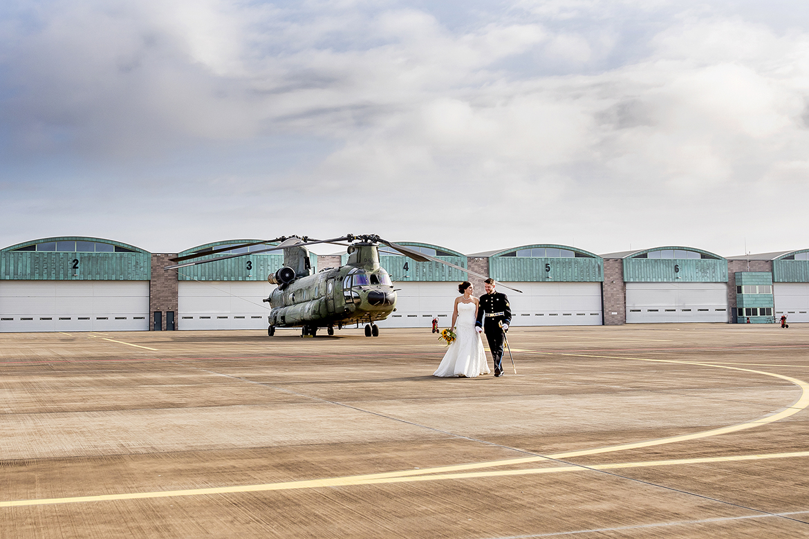 Bruidsfotografie-Trouwfotograaf-Vuren-Chinook-Vliegbasis-Gilze-Rijen-Koeienshoot-Koeien-fotograaf-gelderland-utrecht-brabant