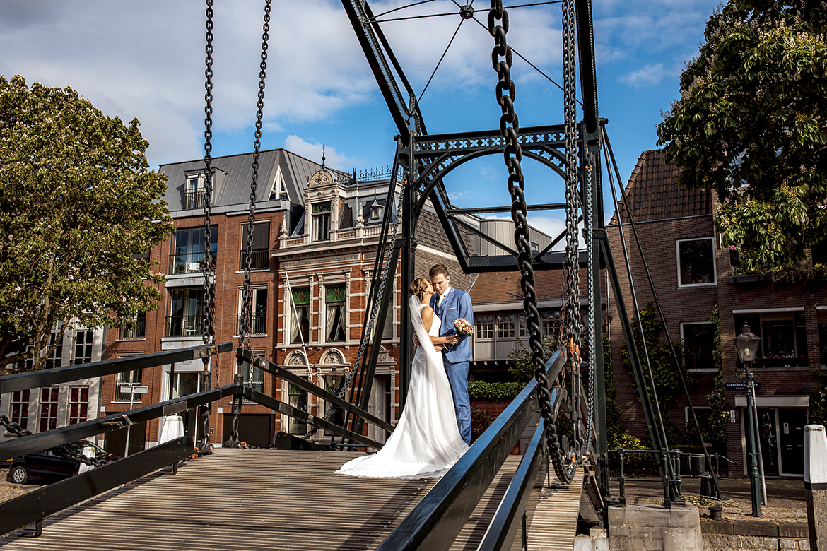 Bruidsfotografie-bruidsfotograaf-SleeuwijksKerkje-dordrecht-kinderdijk-bruidsreportage-trouwfotografie-bruid-bruidegom-coronabruiloft-corona-fotografie-trouwfotograaf