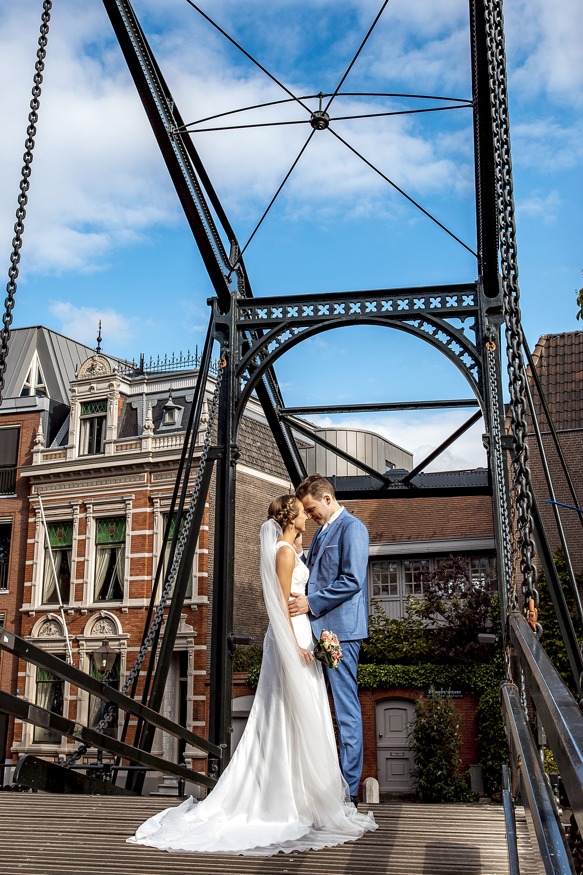 Bruidsfotografie-bruidsfotograaf-SleeuwijksKerkje-dordrecht-kinderdijk-bruidsreportage-trouwfotografie-bruid-bruidegom-coronabruiloft-corona-fotografie-trouwfotograaf