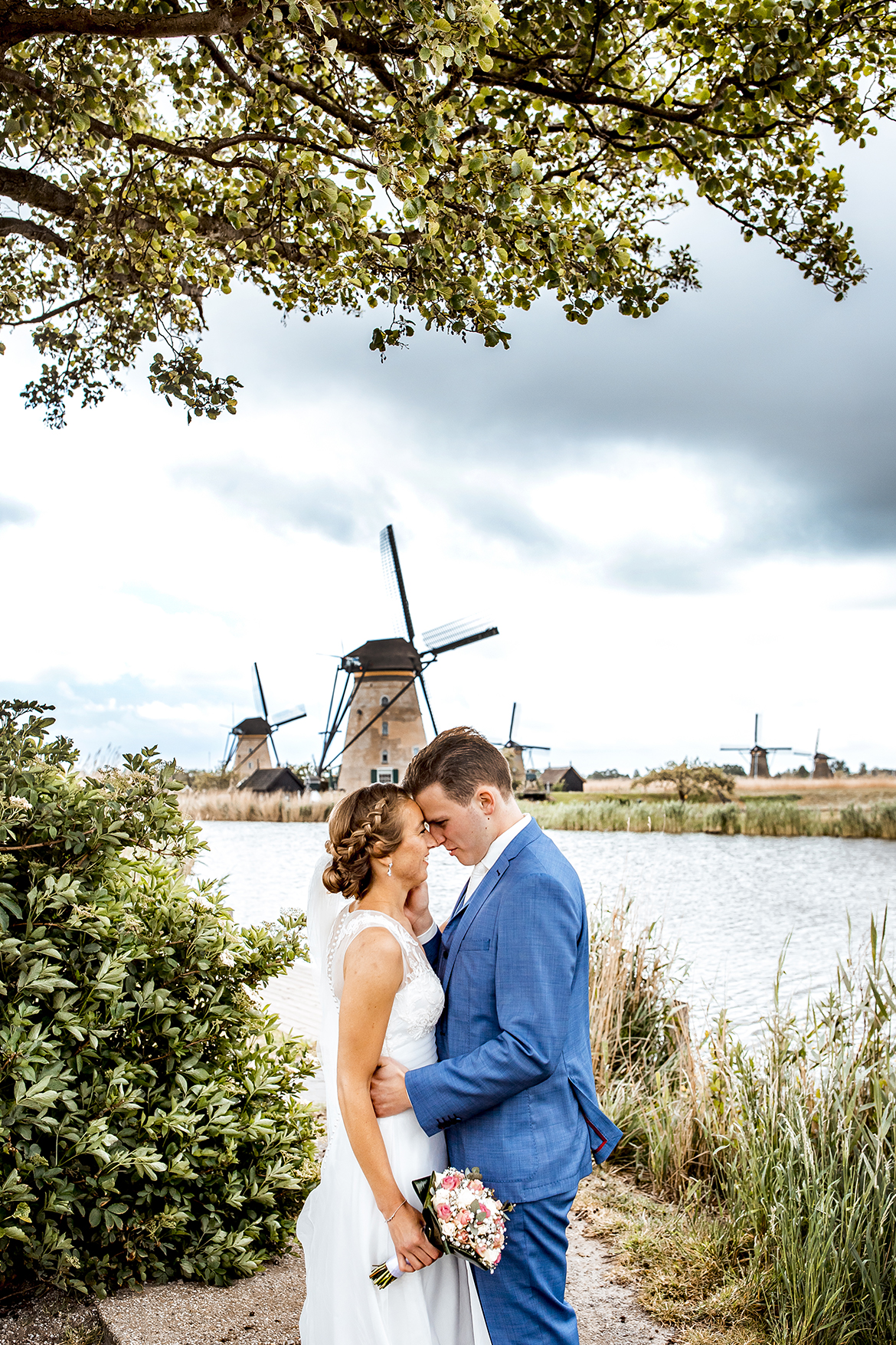 Bruidsfotografie-bruidsfotograaf-SleeuwijksKerkje-dordrecht-kinderdijk-bruidsreportage-trouwfotografie-bruid-bruidegom-coronabruiloft-corona-fotografie-trouwfotograaf