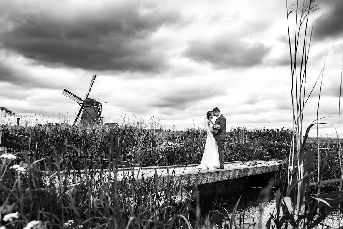 Bruidsfotografie-bruidsfotograaf-SleeuwijksKerkje-dordrecht-kinderdijk-bruidsreportage-trouwfotografie-bruid-bruidegom-coronabruiloft-corona-fotografie-trouwfotograaf