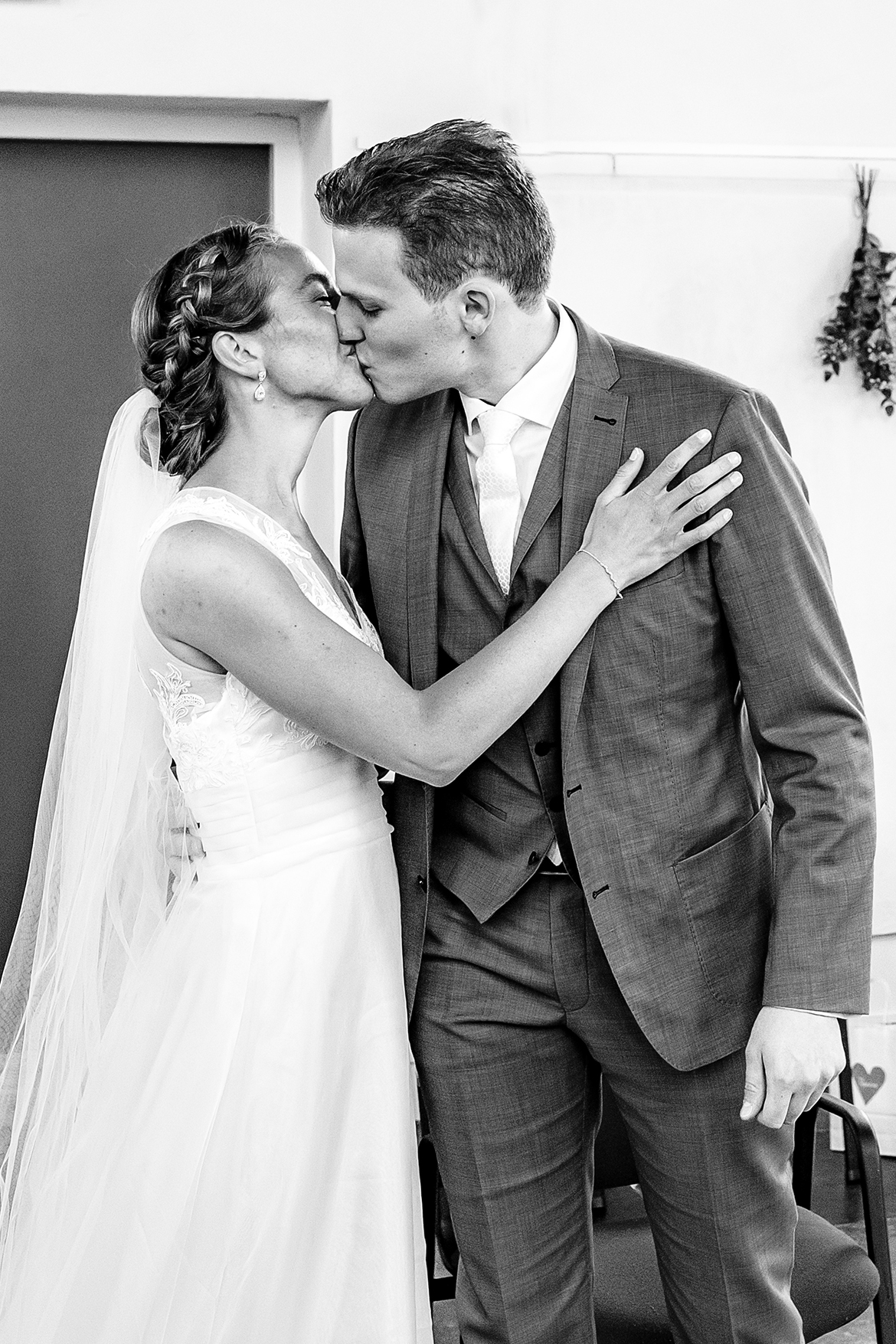 Bruidsfotografie-bruidsfotograaf-SleeuwijksKerkje-dordrecht-kinderdijk-bruidsreportage-trouwfotografie-bruid-bruidegom-coronabruiloft-corona-fotografie-trouwfotograaf
