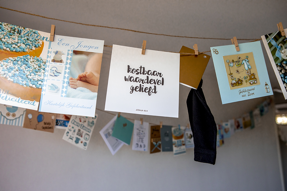 newborn-lifestyle-buiten-binnen-baby-fotoshoot-newbornbuiten-babyboy-zondagfotografie-babyshoot