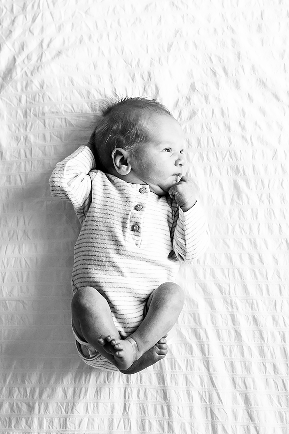 newborn-lifestyle-buiten-binnen-baby-fotoshoot-newbornbuiten-babyboy-zondagfotografie-babyshoot