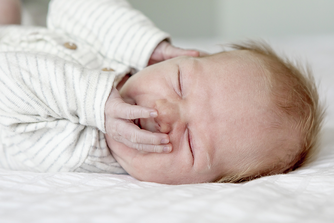 newborn-lifestyle-buiten-binnen-baby-fotoshoot-newbornbuiten-babyboy-zondagfotografie-babyshoot